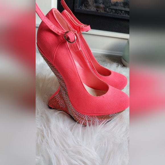 Unique Woman Heels - Picture 6 of 7